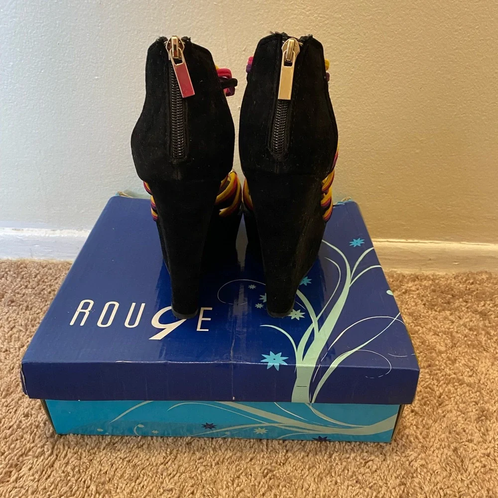 Multi Colored Strappy Blk Wedges NIB with Silver accents & back zipper - Picture 6 of 11